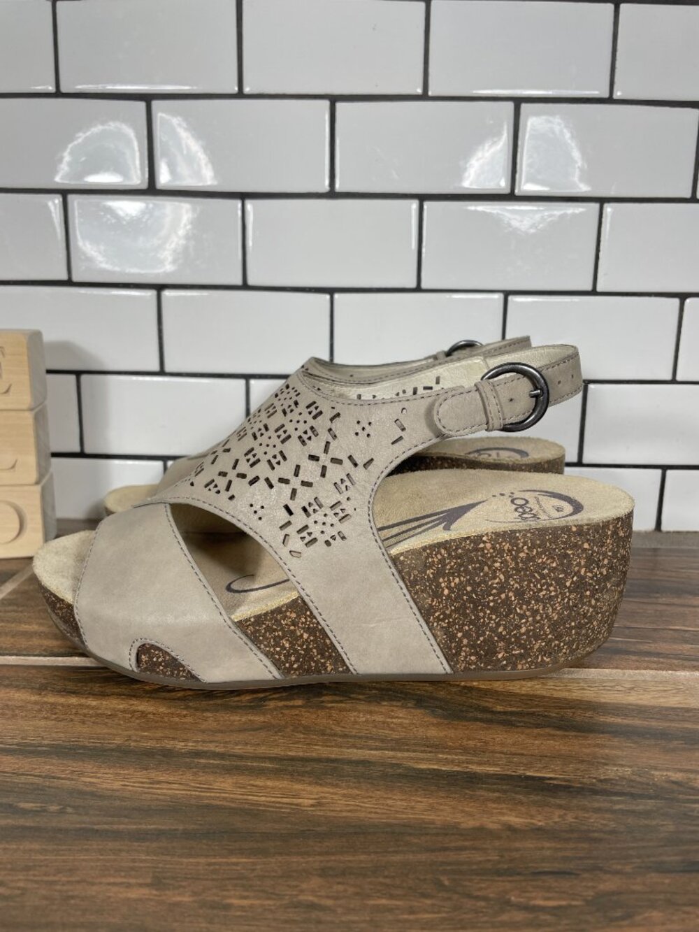 Abeo Unify Shoes Womens Sz 7 Taupe Leather Neutral Footbed Platform Wedge Sandal